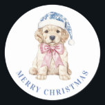 Grandmillennial Christmas Puppy Ronde Sticker<br><div class="desc">Dit Kerst sticker heeft een kerstpuppy met een Chinoiserie kerstmuts. U kunt uw boodschap personaliseren.</div>
