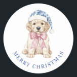 Grandmillennial Christmas Puppy Ronde Sticker<br><div class="desc">Dit Kerst sticker heeft een kerstpuppy met een Chinoiserie kerstmuts. U kunt uw boodschap personaliseren.</div>