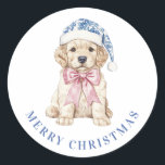 Grandmillennial Christmas Puppy Ronde Sticker<br><div class="desc">Dit Kerst sticker heeft een kerstpuppy met een Chinoiserie kerstmuts. U kunt uw boodschap personaliseren.</div>