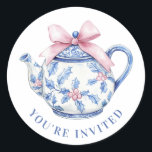 Grandmillennial Christmas Tea Pot Ronde Sticker<br><div class="desc">Dit Kerst sticker heeft een kersttheepot met een roze strik. U kunt uw boodschap personaliseren.</div>