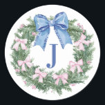 Grandmillennial Christmas Wreath Monogram Ronde Sticker<br><div class="desc">Dit Kerst sticker heeft een kerstkrans met een roze en blauwe strik. Je kunt je personaliseren met je initiaal en een naam.</div>