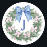 Grandmillennial Christmas Wreath Monogram Ronde Sticker<br><div class="desc">Dit Kerst sticker heeft een kerstkrans met een roze en blauwe strik. Je kunt je personaliseren met je initiaal en een naam.</div>