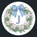 Grandmillennial Christmas Wreath Monogram Ronde Sticker<br><div class="desc">Dit Kerst sticker heeft een kerstkrans met een roze en blauwe strik. Je kunt je personaliseren met je initiaal en een naam.</div>