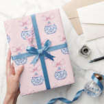 Grandmillennial Damask Christmas Ornament Cadeaupapier<br><div class="desc">Deze kerstcadeauverpakking heeft een ornament met blauw damaskepatroon met een roze strik op een blozend roze achtergrond.</div>