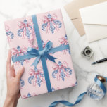 Grandmillennial Damask Christmas Ornament Cadeaupapier<br><div class="desc">Deze kerstcadeauverpakking heeft een ornament met blauw damaskepatroon met een roze strik op een blozend roze achtergrond.</div>