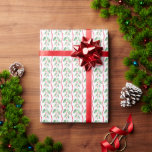 Grandmillennial Holly Christmas Stripe Cadeaupapier<br><div class="desc">Dit kerstinpakpapier heeft een preppy grootduizendjarig ontwerp met rijen van hulst en rood lint.</div>