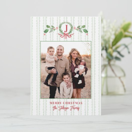 Grandmillennial Kerstkrans Monogram Foto Kaart (Staand voorkant)