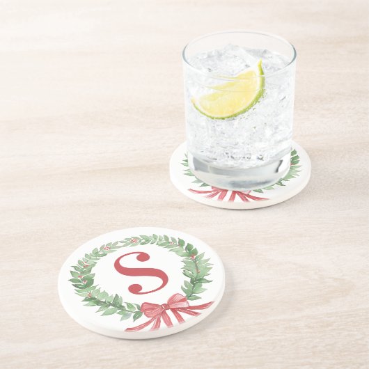 Grandmillennial Kerstkrans Monogram Zandsteen Onderzetter (Zijkant)