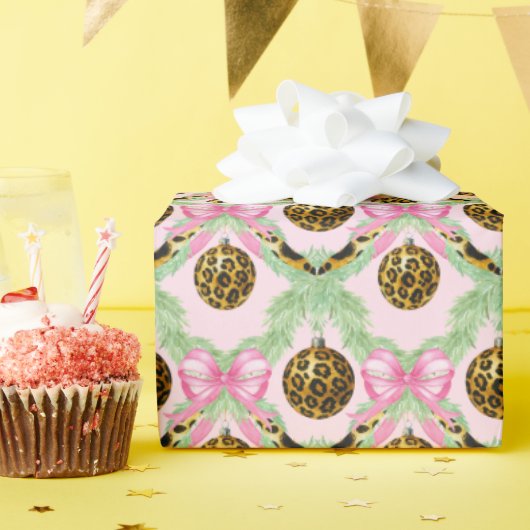 Grandmillennial Leopard Christmas Ornament Cadeaupapier (Verjaardagsfeest)