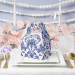 Grandmillennial Pink & Blue Damask Bedankdoosjes<br><div class="desc">Dit party gevelkastontwerp heeft een preppy grandmillennial-ontwerp met een marineblauw damast-patroon op een blozend roze achtergrond.</div>