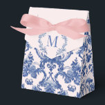 Grandmillennial Pink & Blue Damask Monogram Bedankdoosjes<br><div class="desc">Dit kerstfeest gunst doos ontwerp heeft een preppy grandmillennial ontwerp met een marineblauwe damast patroon op een blush roze achtergrond. Er is een plaats op de bovenste flap om uw monogram initiaal toe te voegen. De voor- en achterkant hebben een coördinerend damast patroon.</div>
