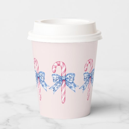 Grandmillennial Pink Candy Canes met Blauwe Bogen Papieren Bekers (Achterkant)