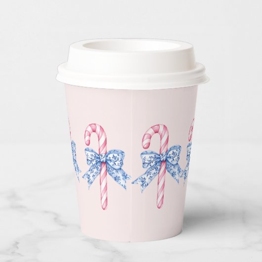 Grandmillennial Pink Candy Canes met Blauwe Bogen Papieren Bekers (Rechts)