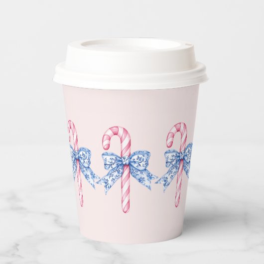 Grandmillennial Pink Candy Canes met Blauwe Bogen Papieren Bekers (Voorkant)