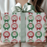Grandmillennial Preppy  Waterverf Santa Cadeaupapier<br><div class="desc">Grandmillennial Santa Claus kerstinpakpapier brengt tijdloze vakantiecharme met een moderne nostalgische twist, waardoor het perfect is voor diegenen die houden van traditionele maar stijlvolle seizoensinrichting. Met waterverf-achtige illustraties van de kerstman omlijst in feestelijke rode en groene kransen gebonden met bogen, combineert dit ontwerp vakantie beelden met een frisse en grillige...</div>