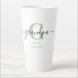Grandpa Elegant Script Monogram Silver Green Latte Mok<br><div class="desc">Latte mok voor een nieuwe opa of een lang gevestigde opa, die je kunt personaliseren met de datum waarop ze een opa werden. Dit trendy minimalistische ontwerp heeft een subtiel kleurenpalet van zilvergroen, zwart en wit. Het heeft een Opa-monogram, met de letter G van het initiaal en de naam opa,...</div>