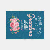 Grandparent Promoted To Grandma Again Est. 2026, N Fleece Deken (Voorkant (Horizontaal))