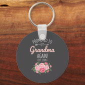 Grandparent Promoted To Grandma Again Est. 2026, N Sleutelhanger (Voorkant)