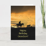 Grandson Happy Birthday Cowboy and Horse Kaart<br><div class="desc">Voor je kleinzoon een Happy Birthday-kaart met een paard en rijder in een zuidwestelijke zonsondergang. Een leuke westerne cowboy verjaardagskaart.</div>