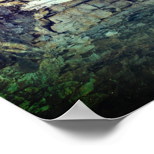 Granite Rock Cliff reflecteert op Pond Poster (Hoek)