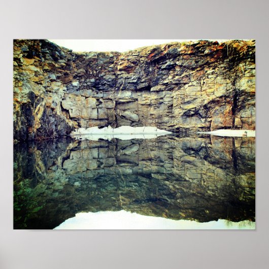 Granite Rock Cliff reflecteert op Pond Poster (Voorkant)