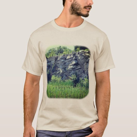 Granite Rock Wall Cattails Pond Natuur T-shirt (Voorkant)