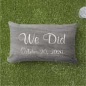 Granite "We hebben het gedaan" Monogram buitenste  Buitenkussen (Gras)