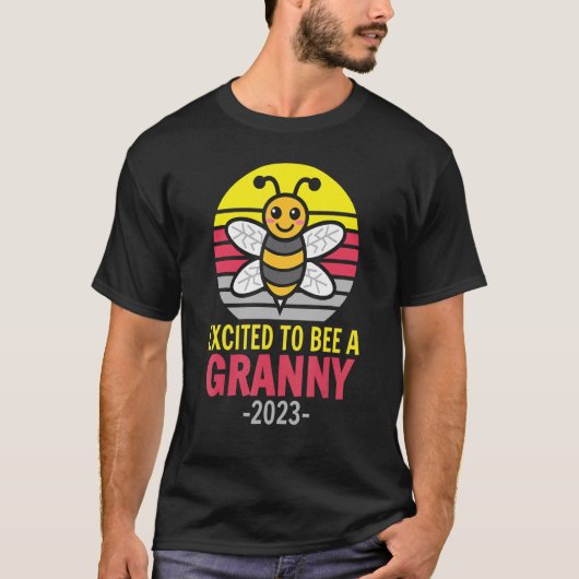 Granny 2023 Bee Grandma Excited To Be A Gran T-shirt (Voorkant)