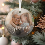 Granny Grandma Script Overlay Glas Ornament<br><div class="desc">Creëer een cadeautje voor een speciale grootmoeder met deze mooie aangepaste sierbloem. "Granny" is een elegant wit script bedekking op je favoriete foto van oma en haar kleinkind of kleinkinderen.</div>