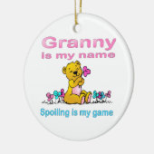 Granny is mijn naam. Spoelen is mijn spelletje. Keramisch Ornament (Links)