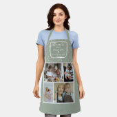 Gran's Kitchen Always Open Sage Green Dots Photo Schort (Gedragen)