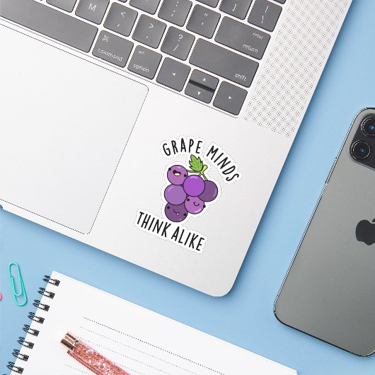 Grape Minds denken aan grappige fruitpun Sticker (Laptop met iPhone)