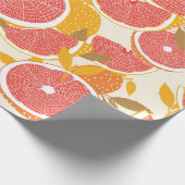 Grapefruit en halve snijwonden met bladeren op wit cadeaupapier (Hoek)