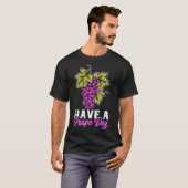 Grapes Pun Fruit Funny hebben een cadeautje op de T-shirt (Voorkant volledig)