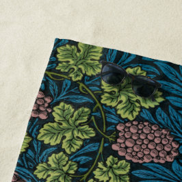  Grapevines with clusters of pink grapes  Strandlaken