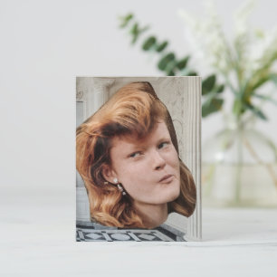 Grapige rode hoofd in een elegante kamer surreële briefkaart