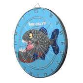 Grapjige piranha cartoon illustratie dartbord (Voorkant Rechts)