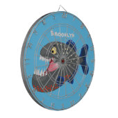 Grapjige piranha cartoon illustratie dartbord (Voorkant Links)