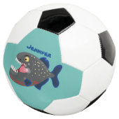 Grapjige piranha cartoon illustratie voetbal (Drie kwart)