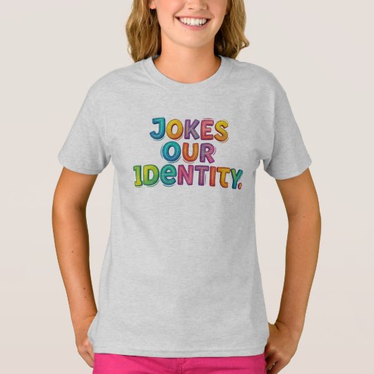 Grappen Onze Identiteit – Speelse Statement T-shir T-shirt (Voorkant)