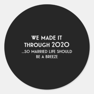 Grappig 2020 huwelijkscadeau voor bruid + bruidego ronde sticker