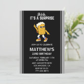 Grappig 23e verjaardag uitnodiging Beer Surprise P (Staand voorkant)