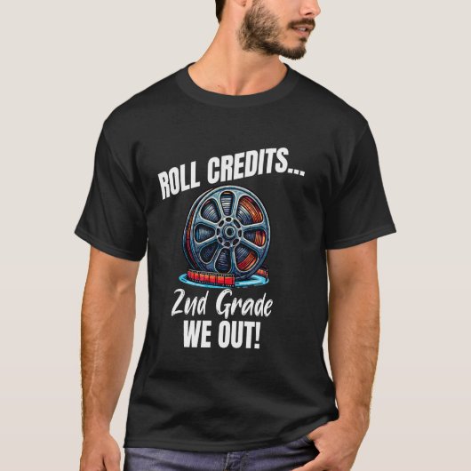 Grappig 2e klas Afstuderen Roll Credits We Out Tea T-shirt (Voorkant)