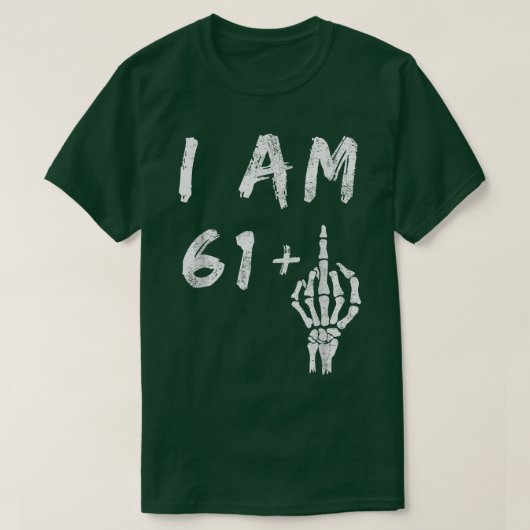 Grappig 62e verjaardag, ik ben 61 plus skeletmidde t-shirt (Design voorkant)