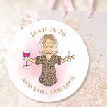 Grappig 70 en Fabulous Cartoon 70th Birthday Sassy Ronde Sticker<br><div class="desc">Is iemand speciaal die 70 wordt die je wilt vieren? Deze 70 en nog steeds Fabulous sticker is geweldig voor cadeauzakken,  decoreren,  enveloppen en nog veel meer! Pas aan met haar naam of wijzig zelfs het jaar ...  U kunt alle tekst wijzigen om uw feest aan te vullen!!!</div>