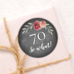 Grappig 70 wat Chalkboard Floral 70th Birthday Ronde Sticker<br><div class="desc">Grappig 70 dus wat Waterverf van het karton drijft de 70e verjaardag Florale stickers. Moderne en elegante bloemetjesstickers met 70ste verjaardag met prachtige waterverf rozen en twijgen op een achtergrond van het krijtbord. De grappige en motivatie tekst 70 Wat geweldig is voor een vrouw die 70 jaar viert en een...</div>