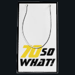 Grappig 70, wat Quote 70th Birthday Klein Cadeauzakje<br><div class="desc">Grappig 70 dus wat citeert 70th Birthday Small Gift Bag. 70e verjaardag moderne cadeautas met een motivatie en positieve 70 Dus wat citeert in zwarte en gele kleuren. Een geweldige cadeautas voor een man dat zijn zeventig verjaardag viert. Voor iemand met een gevoel van humor.</div>