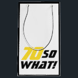 Grappig 70, wat Quote 70th Birthday Klein Cadeauzakje<br><div class="desc">Grappig 70 dus wat citeert 70th Birthday Small Gift Bag. 70e verjaardag moderne cadeautas met een motivatie en positieve 70 Dus wat citeert in zwarte en gele kleuren. Een geweldige cadeautas voor een man dat zijn zeventig verjaardag viert. Voor iemand met een gevoel van humor.</div>