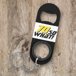 Grappig 70, wat Quote 70th Birthday Mini Flessenopener<br><div class="desc">Grappig 70 dus wat Quote 70th Birthday Sleutelhanger Bottle Opener. Een motivatie en grappige tekst 70 Dus wat is geweldig voor een persoon met een gevoel van humor. De tekst is geel en zwart van kleur. Je kunt de leeftijd veranderen.</div>