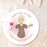 Grappig 80 en Fabulous Cartoon 80th Birthday Sassy Ronde Sticker<br><div class="desc">Is er iemand speciaal die 80 wordt en die je wilt vieren? Deze 80 en nog steeds Fabulous sticker is geweldig voor geschenktassen, decoreren, enveloppen en nog veel meer! Pas aan met haar naam of wijzig zelfs het jaar ... U kunt alle tekst wijzigen om uw feest aan te vullen!!!...</div>